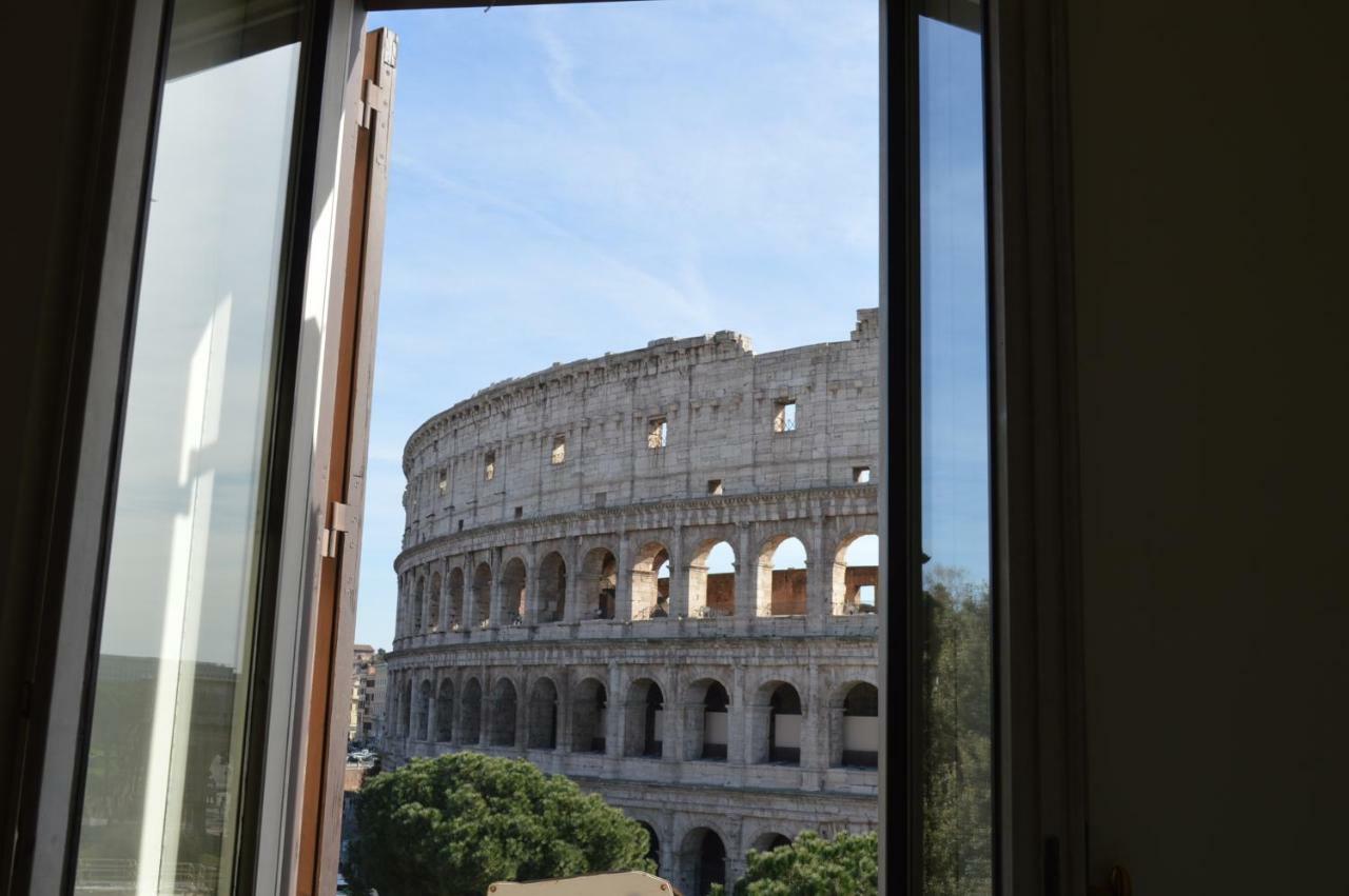 Jacuzzi In Front Of The Colosseum — Photos 3