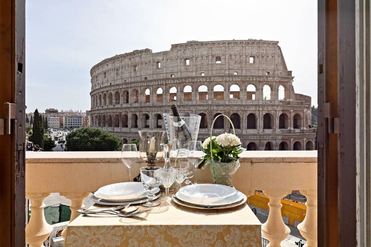 Jacuzzi In Front Of The Colosseum — Photos 2